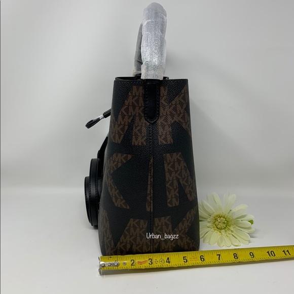 Michael Kors Suri LG Bucket Messenger - Picture 5 of 10